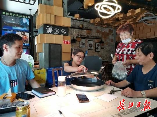 网红店“七七饺子馆”的创业故事：三兄妹抱团奋斗，当案板的门板曾是所有家当