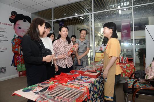参观辽阳中南数字产业园，打造“妇联”直播品牌