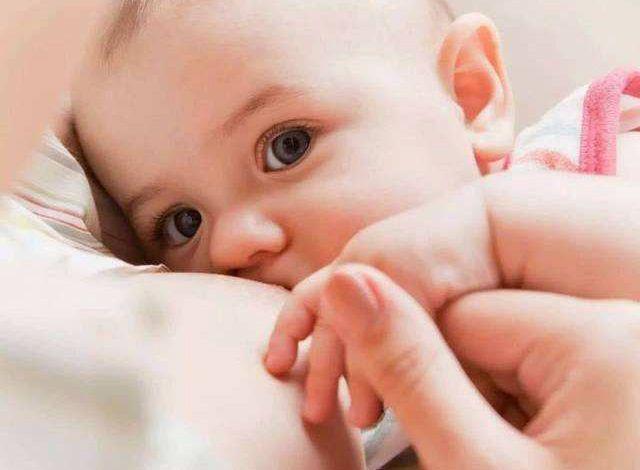 新生儿多久吃配方乳(新生婴儿是在出生十五天后可以开始吃鱼肝油和钙片吗)