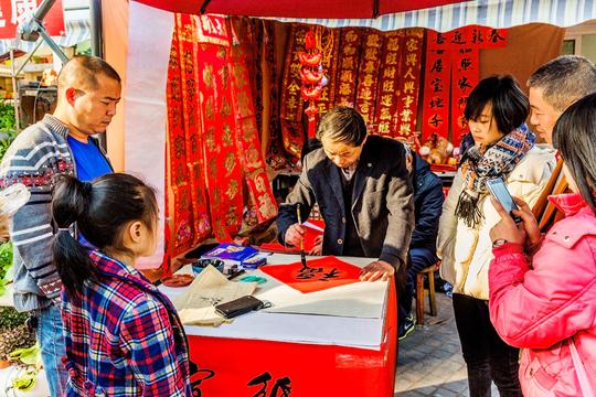天寒地冻！农村大姐顶着冷风，在街上做这生意，一天收入上千块！