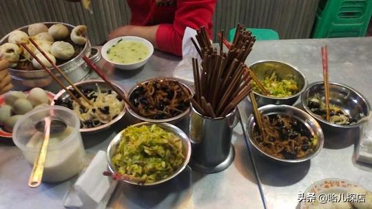 重庆一家晚上才开始营业的包子铺，只卖两种包子，却天天生意爆棚