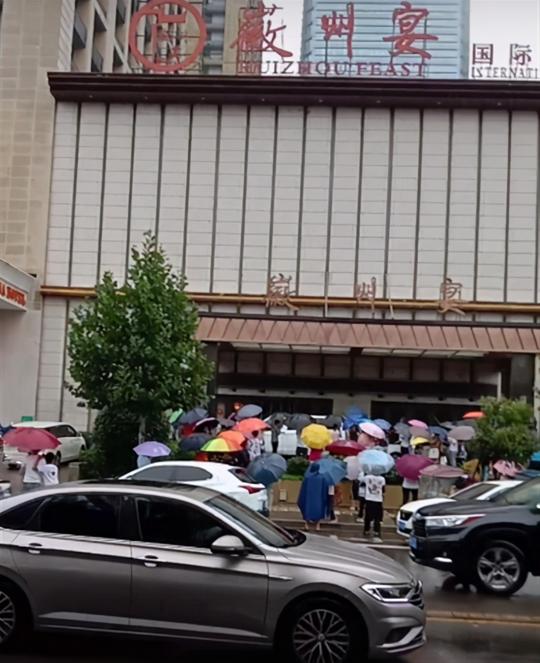 徽州宴要凉透了，女老板外甥火上浇油，网友彻底被激怒了