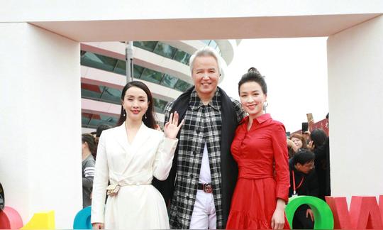 张庭和老公庆品牌五周年，合伙人陶虹西装现身，林志玲低调站c位