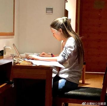 谷爱凌边化妆边赶作业图片