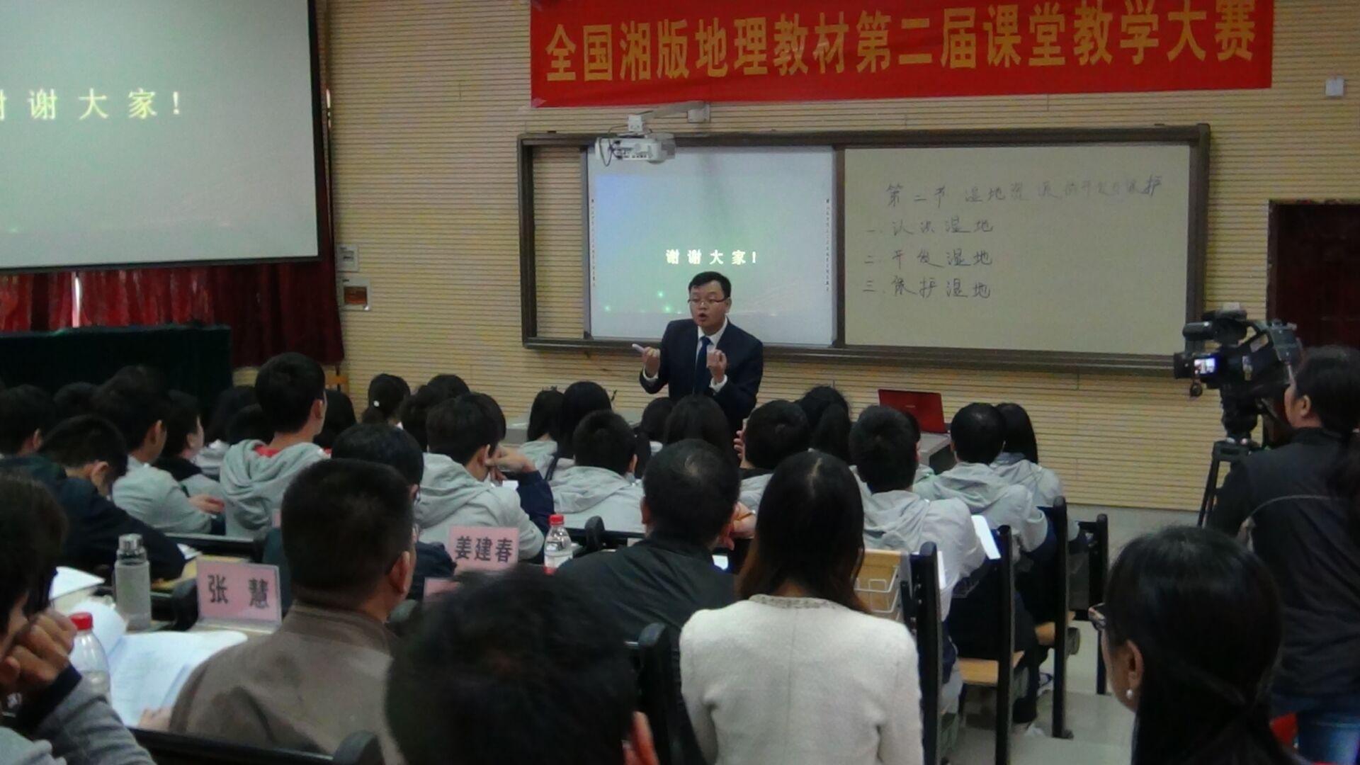 美国新冠超218万
 （美国新冠超825万）