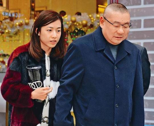 甘比接管后公司缩水219亿，700亿富婆争宠有手段，做生意就不行？