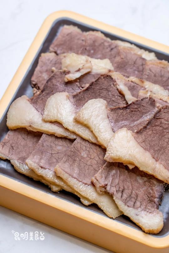 昆明如雷贯耳的翡翠牛肉，承袭3代人，生意好到排队的全是男人
