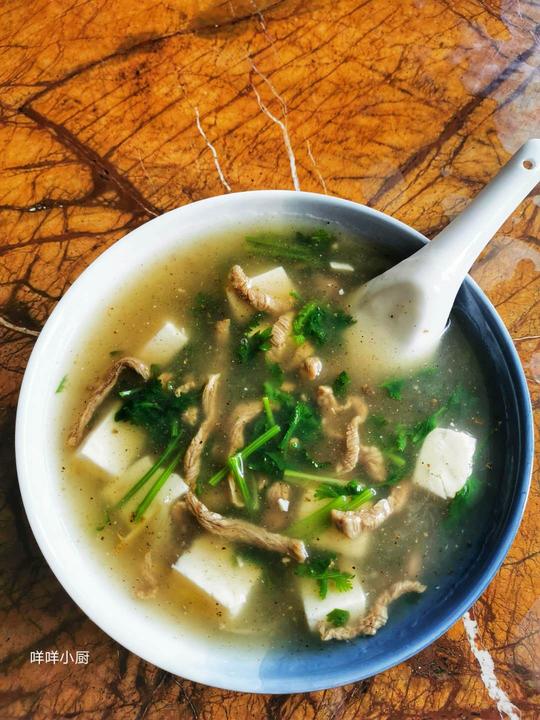 夏日消暑少不了汤，喜欢的牛肉豆腐汤，简单快手，低脂肪高蛋白