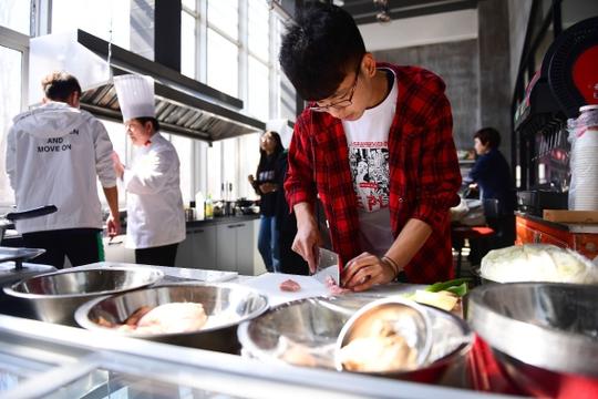沈航开放“共享厨房”大学生自己动手做饭