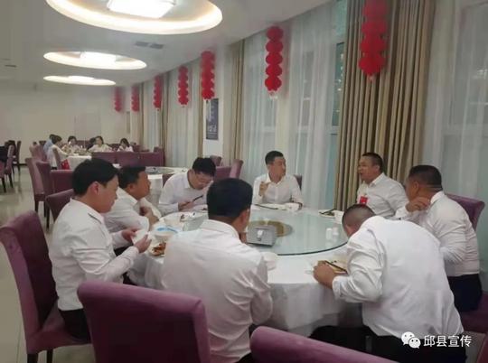 热情寄语诚挚嘱托县领导亲切看望与会的政协委员