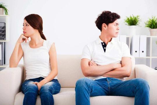 借闺蜜的手机给老公发消息“不要关门”丈夫：她没出差，明晚再来