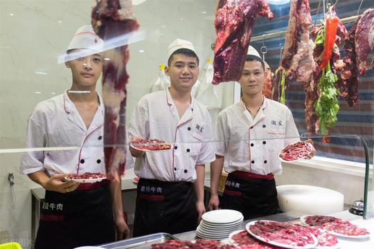 成都男人开火锅店，老婆跑了但是生意火了，看看人家这心态