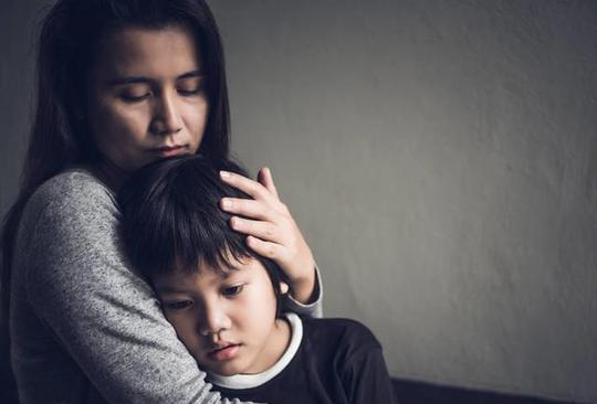 故事：姨妈再婚嫁给生意人，前夫跑店里大哭，求她借10万块钱救命
