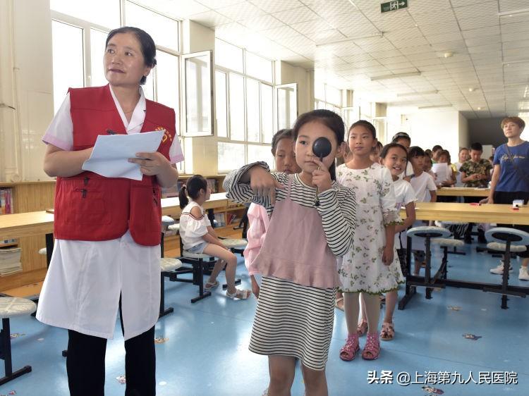 男子痛哭致泪囊断裂，情感失控与健康警示