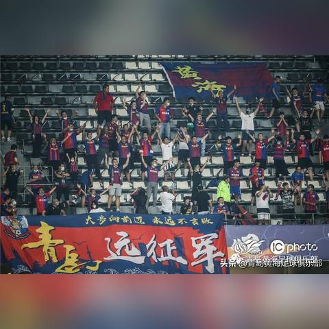 足球运动员跳下看台的长尾关键词有什么