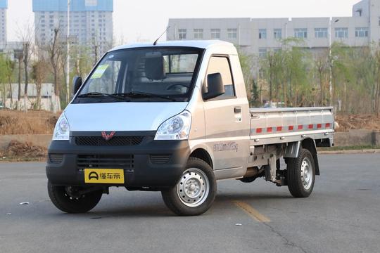 这"牛车"出自五菱，手动挡低油耗，3.96万起，多少人靠它发家致富