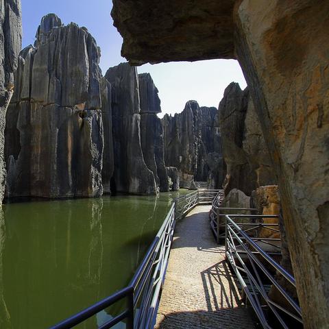 南宁离云南哪个地方最近？