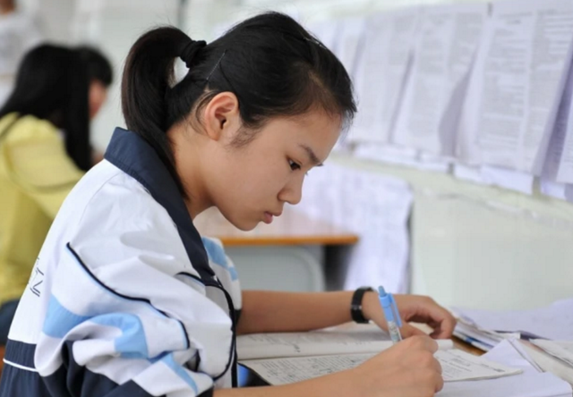 孩子初中住校好还是走读好