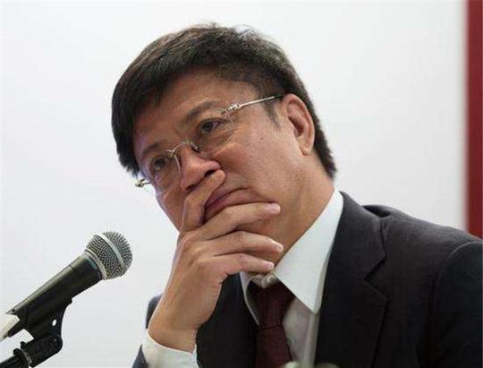 接盘李嘉诚，27岁坐牢，43岁创业失败，触底反弹终成江湖大佬