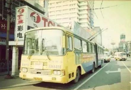 宝宝坐不稳不会爬