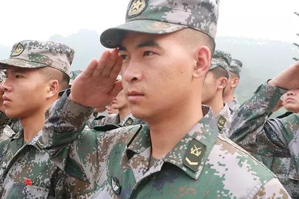 宝宝摔下来心疼的想哭