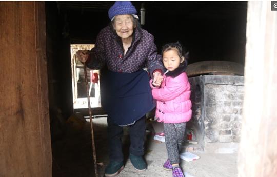 爸爸坐牢妈妈改嫁，贵州农村小女孩艰难求生7年，她是咋生存的？