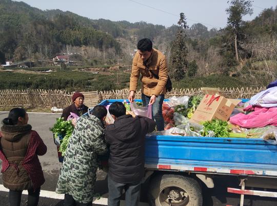 会做生意的人每年都能趁着农民工返乡的时候小赚一笔