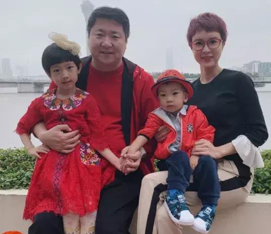 金巧巧基因强大，6岁女儿乖巧可爱，母女二人如复制粘贴