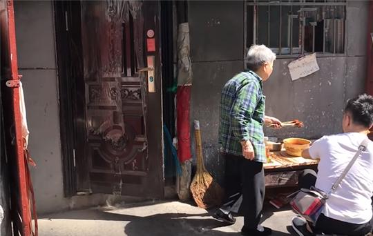 老人街头卖“良心”小吃，3毛钱一串生意火爆，食客：就好这口