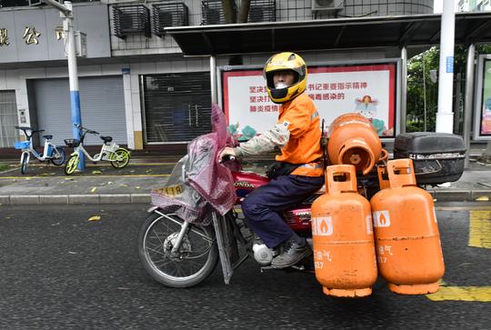 武汉送气工给餐饮业算账：生意只恢复了一两成