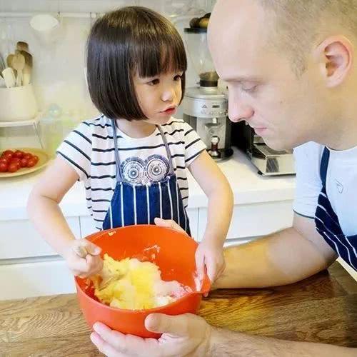 孩子什么时候能自己独立睡觉