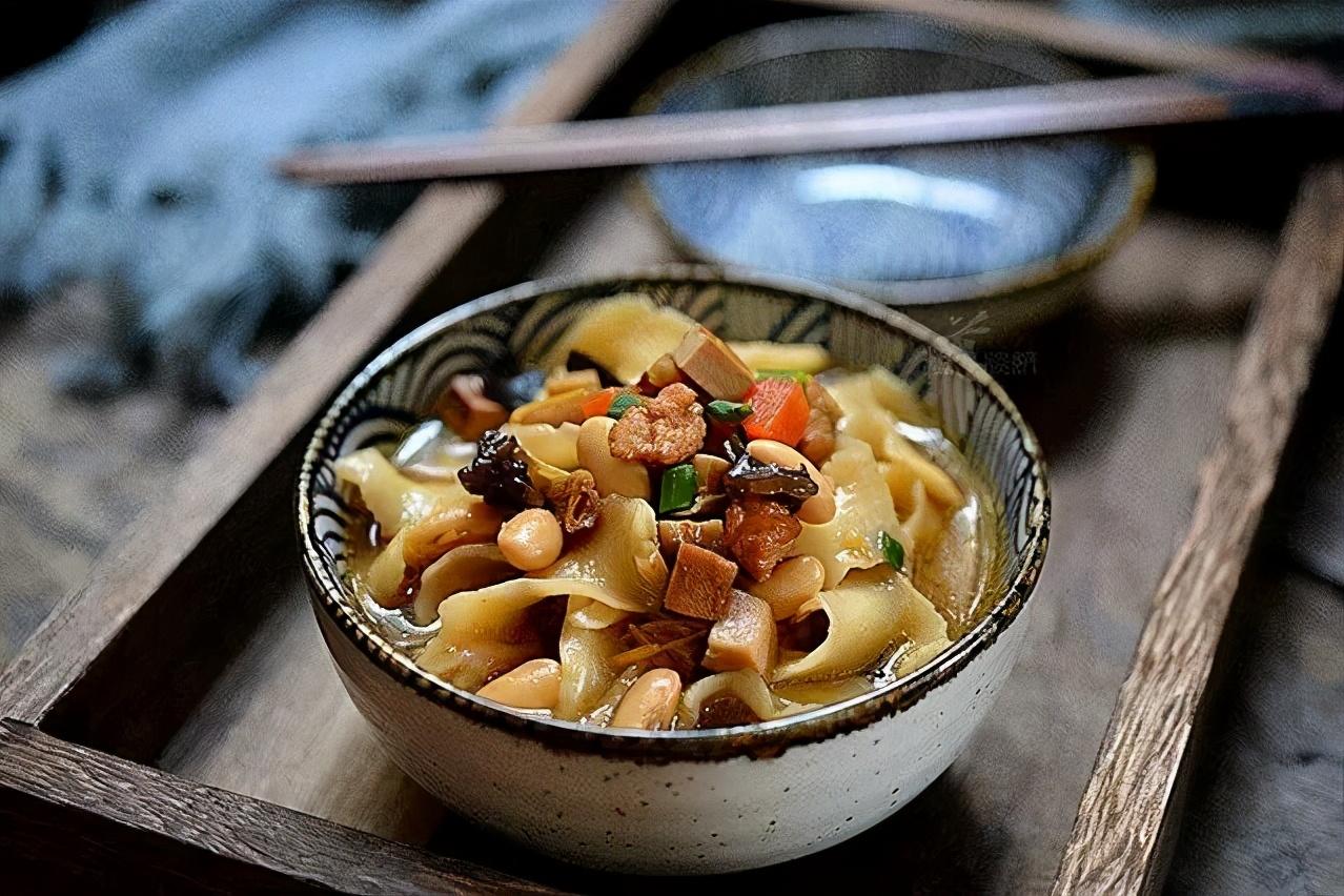 最近应该吃什么美食（有什么辣又好吃的零食或食物）