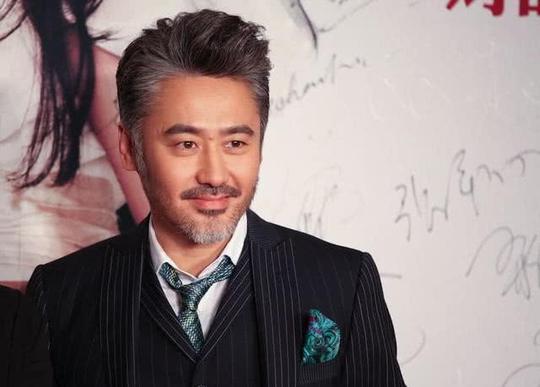 陈昱霖与众明星合影曝光，有谁注意到赵丽颖表情？眼神早暴露一切