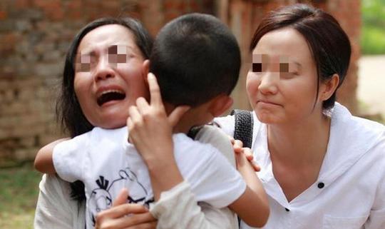人贩子当众抱娃，一口反咬孩子妈是“贼”，妈妈急中生智扭转局面