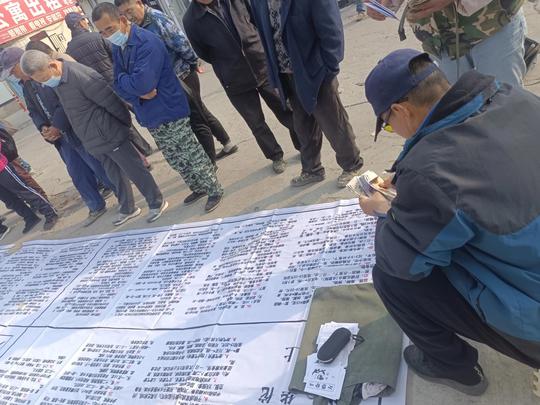 在市场摆摊的这位老板，真有生意头脑