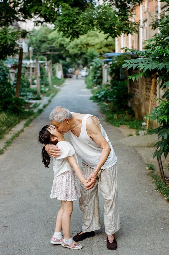 她说：“拍照是长大以后看的，摄影是用来赚钱的。”
