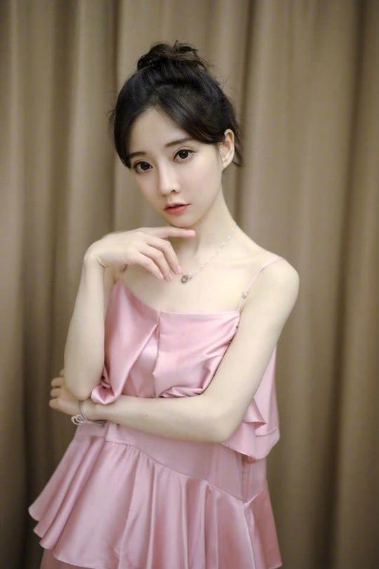 冯提莫个子小却很会穿！拉高腰线展现比例优势，看着不止一米五