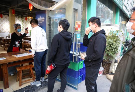 女子开俩300平米的烧烤店，关门歇业俩月亏12万，10名员工辞职