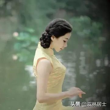 少年读书，如隙中窥月;中年读书如庭中望月；老年读书，如台上嬉月""这段话的含义？