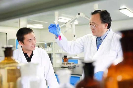 他立志造福更多人，创业推动生物医用材料国产化发展