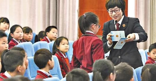 短视频时代严把网络安全关口别让孩子危险"逐浪"