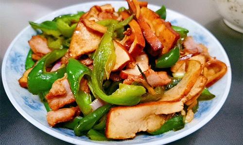 蒜苗做什么美食简单（青椒能和蒜苗一起吃吗）