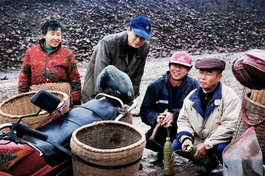 靠捡石头致富的乡村，一块石头10万元一年收入几十万，车房随便买