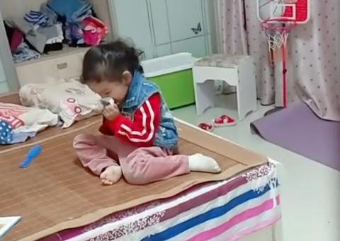 女儿一回家，就把袜子脱了凑到嘴边闻一闻，妈妈：这一幕有点眼熟