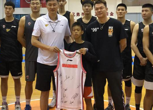 美国独臂篮球少年叫什么