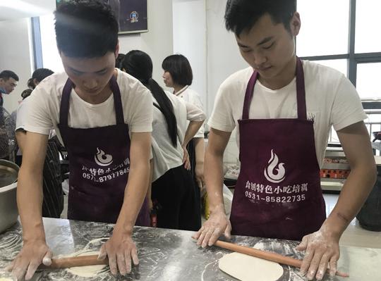 小伙学会做法创业卖生煎包，20平米小店生意火爆
