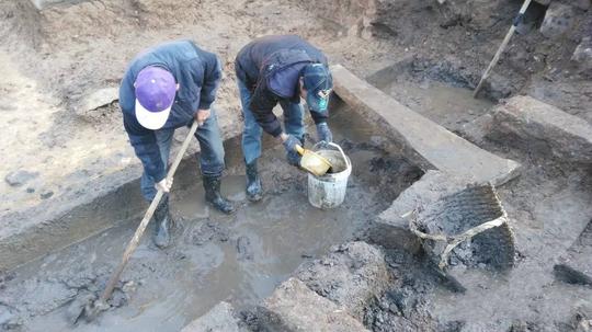 路上散着几枚古币，两小伙挖地三尺，出土宝贝让考古队清理好几天