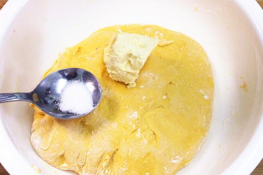 一块南瓜，一碗面粉，教您做超简单的南瓜炼乳欧包，美味还营养