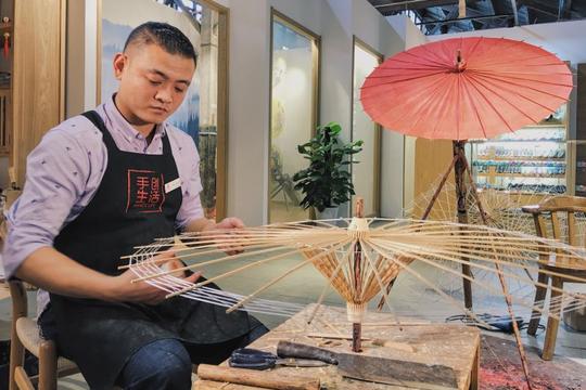 当非遗遇上短视频会发生什么泸州小伙用油纸伞做了注释