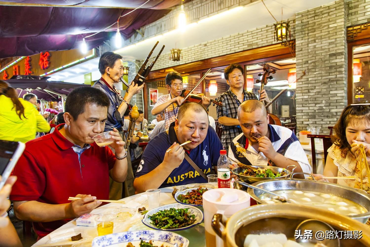 美食街什么小吃最火的（在学校门口做什么小吃最受欢迎）